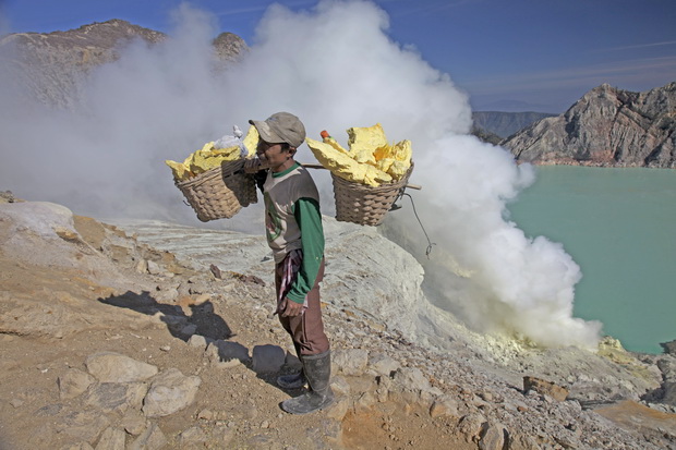 ako-mislevte-deka-vi-e-tesko-na-rabota-zapoznajte-gi-rudarite-na-sulfur-2.jpg