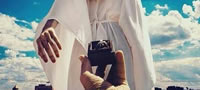 fotografot-sto-ja-sledese-devojkata-niz-svetot-ja-pobara-za-zena-povekje