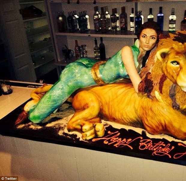 jenifer-lopez-go-proslavi-45-ot-rodenden-so-retko-uzasna-torta-01.jpg