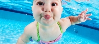 koj-rece-deka-plivanjeto-se-uci-7-mesecno-bebe-nurka-zaedno-so-svoite-roditeli-01-povekje