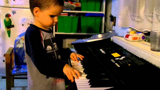3-godisno-slepo-detence-e-noviot-muzicki-genij-video-01.jpg