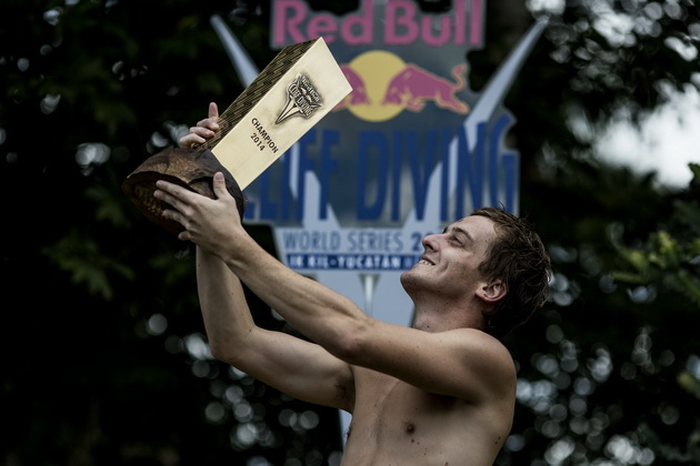 geri-hant-pobedi-vo-meksiko-i-e-krunisan-kako-svetski-prvak-vo-red-bull-cliff-diving-2014-01.jpg