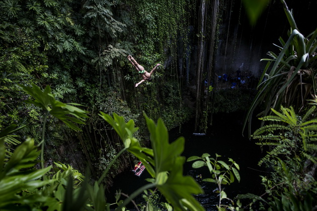 geri-hant-pobedi-vo-meksiko-i-e-krunisan-kako-svetski-prvak-vo-red-bull-cliff-diving-2014-1.jpg