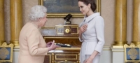 angelina-jolie-stana-pocesna-dama-01-povekje