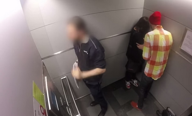 momce-ja-tepa-devojkata-vo-lift-nema-da-veruvate-kako-reagiraat-svedocite-video-01.jpg
