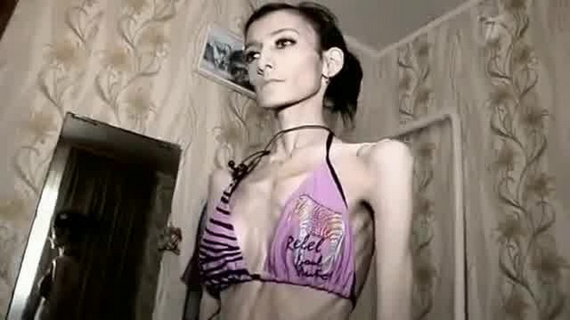 ovaa-devojka-e-teska-21-kilogram-sto-mislite-zosto-video-02.jpg