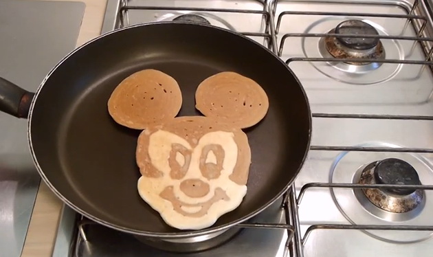 kako-da-napravite-miki-maus-palacinki-za-1-minuta-video-01.fw