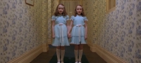 se-sekavate-na-mornicavite-bliznacki-od-filmot-the-shining-eve-gi-35-godini-podocna-01-povekje