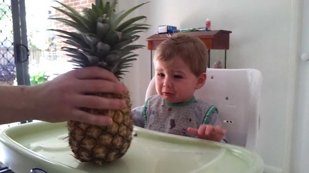 ke-placete-od-smeenje-kako-reagira-dete-koga-za-prv-pat-gleda-ananas-video-01.jpg