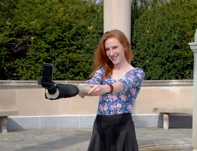 ako-nemate-momce-zamenete-go-so-selfi-raka-i-fotografirajte-se-zaedno-1