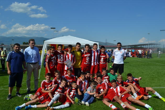 ffm-detski-ligi-dodeleni-peharite-na-najuspesnite-za-sezona-2014-15-1.JPG