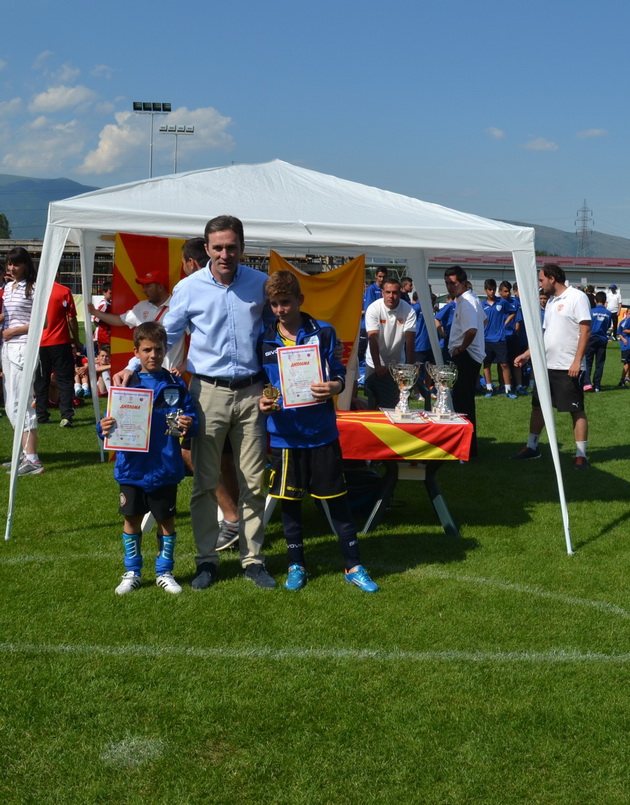 ffm-detski-ligi-dodeleni-peharite-na-najuspesnite-za-sezona-2014-15-2.jpg