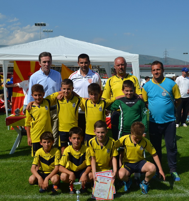ffm-detski-ligi-dodeleni-peharite-na-najuspesnite-za-sezona-2014-15-3.jpg