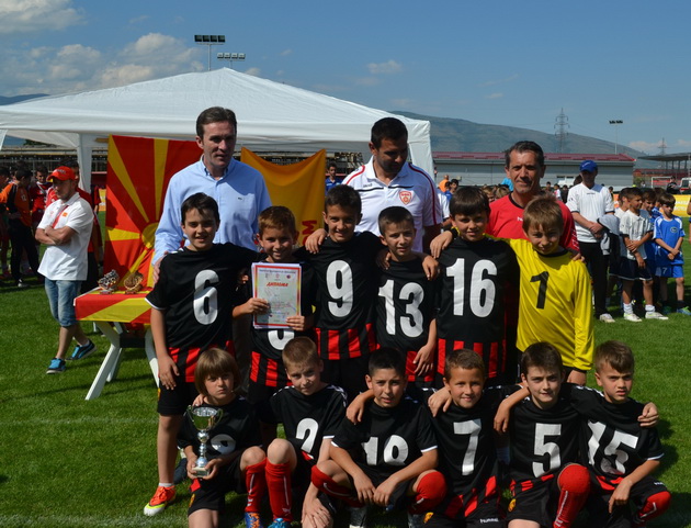 ffm-detski-ligi-dodeleni-peharite-na-najuspesnite-za-sezona-2014-15-4.jpg