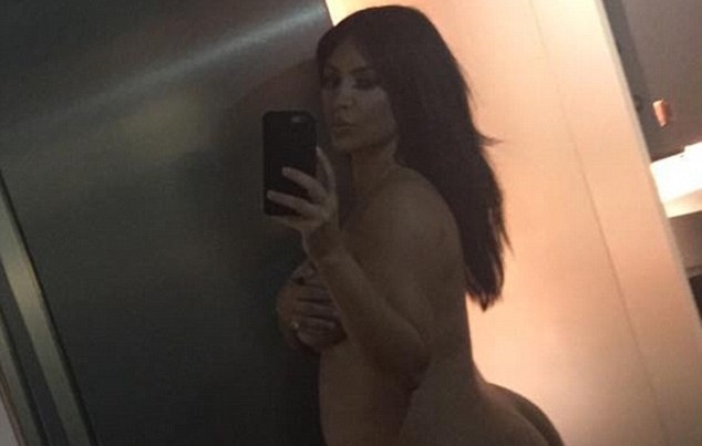 kim-kardashijan-objavi-razgolena-fotografija-za-da-go-pokaze-stomakot-koj-raste-01.jpg