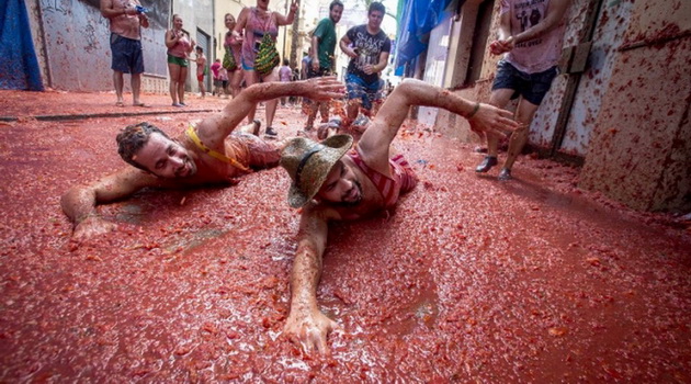 tomatina-za-samo-eden-cas-celiot-grad-stanuva-bazen-od-domati-01.jpg