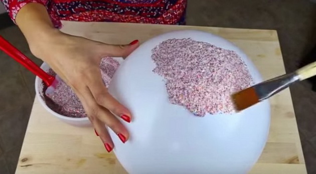 devojkava-e-genijalec-od-obicen-balon-i-svetki-napravi-nesto-fantasticno-video-01.jpg