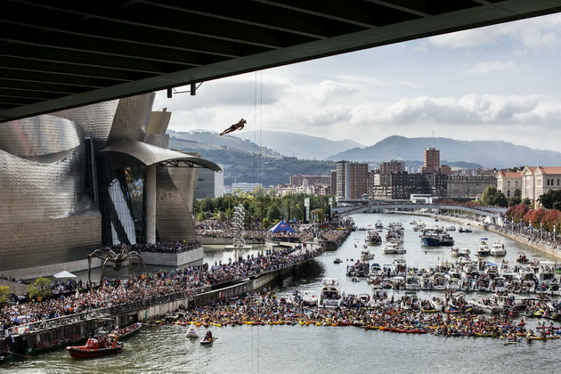 red-bull-cliff-diving-stiven-lobue-dominirase-vo-spanskoto-finale-02.jpg