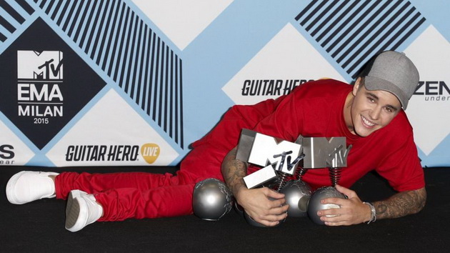 dzastin-biber-dominirashe-na-mtv-ema-2015-so-5-osvoeni-nagradi-01.jpg