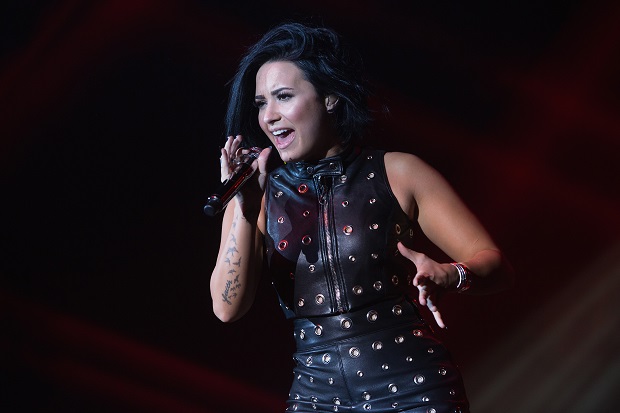 demi-lovato-so-neverojaten-kaver-na-hello-od-adel-01.jpg