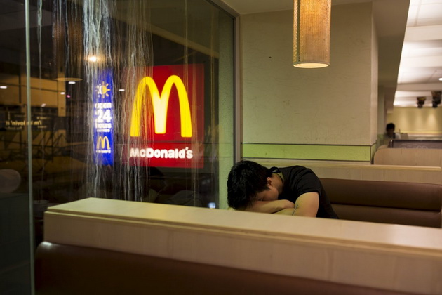 fotografii-of-lugje-koi-spijat-i-ziveat-vo-mcdonalds-01.jpg