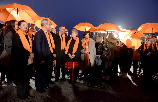 stavi-tocka-kameniot-most-zasveti-vo-portokalovo-vo-poddrska-na-kampanjata-protiv-nasilstvoto-vrz-zenite-03.jpg