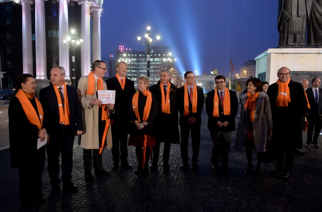 stavi-tocka-kameniot-most-zasveti-vo-portokalovo-vo-poddrska-na-kampanjata-protiv-nasilstvoto-vrz-zenite-06.jpg