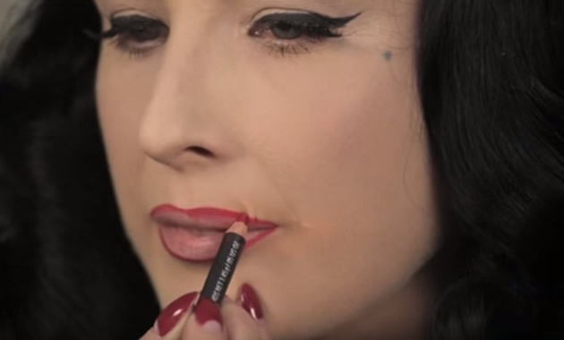 hipnotiziracko-video-kako-da-nanesete-crven-karmin-kako-dita-fon-tis-01.jpg