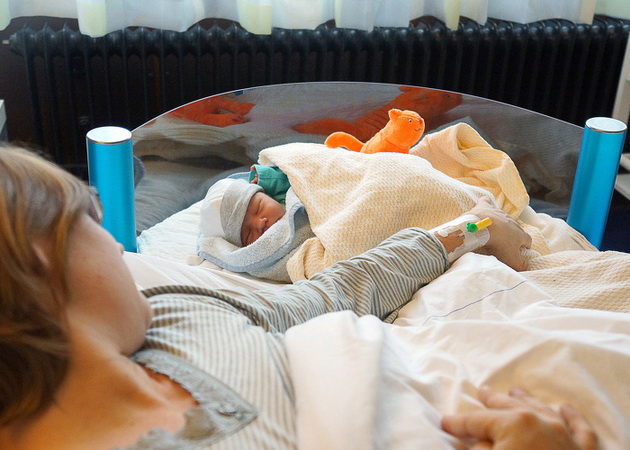 inovativni-krevetcinja-vo-holandskite-bolnici-za-majkite-i-bebin-jata-da-bidat-nerazdelni-foto-05.jpg