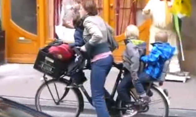 bez-izgovori-supermajka-od-holandija-vozi-velosiped-so-3-deca-video-01.jpg