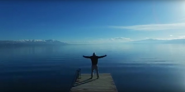 izleze-oficijalniot-video-spot-za-najnovata-pesna-na-toshe-proeski-01.jpg