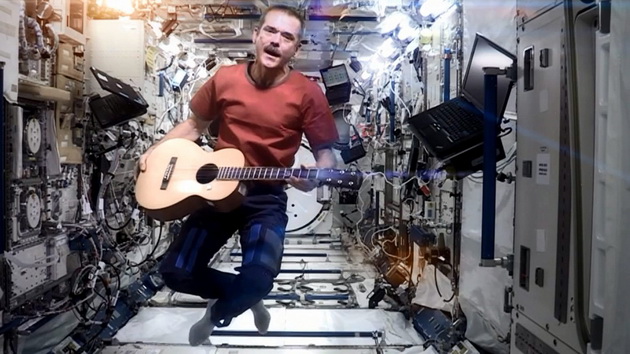 kaver-na-pesnata-space-oddity-napraven-vo-vselenata-01.jpg