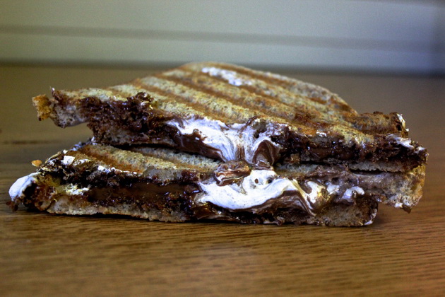 desert-za-5-minuti-tost-so-topeno-cokolado-1.jpg