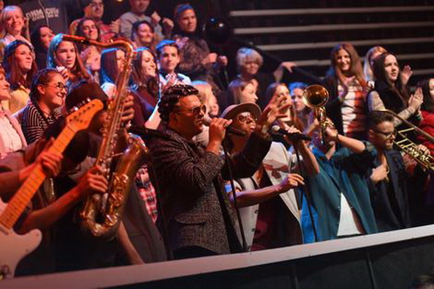daniel-kajmakoski-so-vikleri-na-glava-havajski-ten-i-energicna-imitacija-na-bruno-mars-go-magepsa-zirito-na-tlzp-02.jpeg
