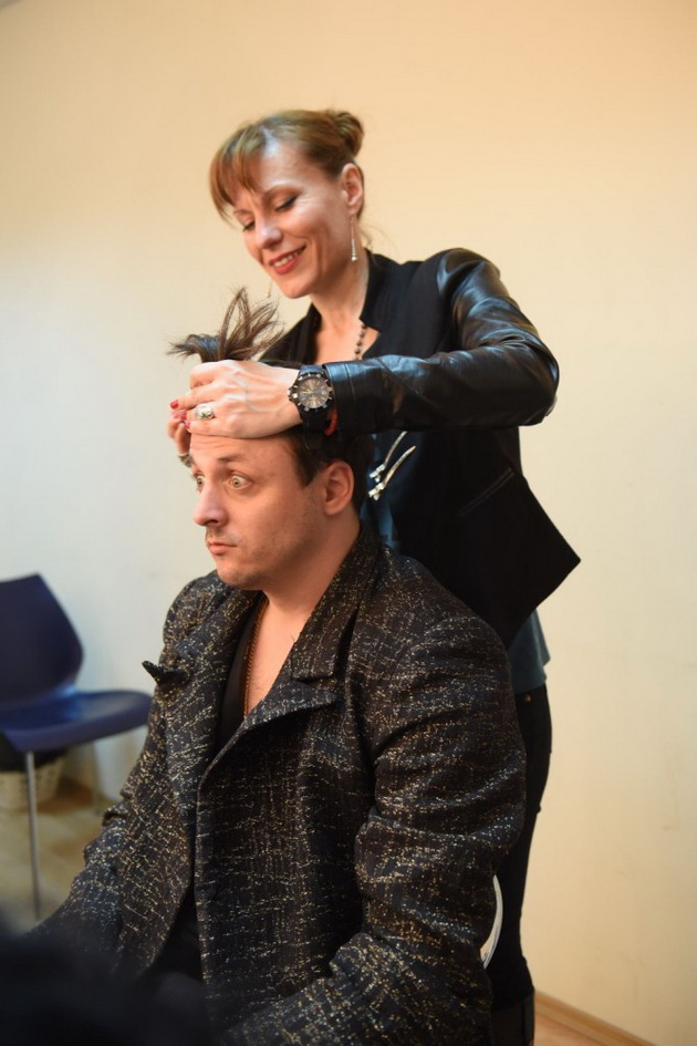 daniel-kajmakoski-so-vikleri-na-glava-havajski-ten-i-energicna-imitacija-na-bruno-mars-go-magepsa-zirito-na-tlzp-03.jpg
