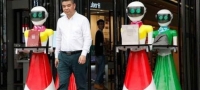 koga-imash-vishok-pari-kineski-tajkun-na-shoping-so-8-roboti-kako-prisluznicki-01-povekje