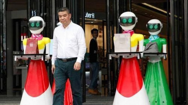 koga-imash-vishok-pari-kineski-tajkun-na-shoping-so-8-roboti-kako-prisluznicki-01.jpg