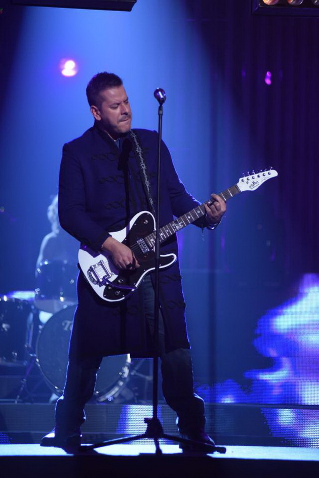 covek-kameleon-daniel-ja-otpea-purple-rain-na-prince-vo-tlzp-4.jpg