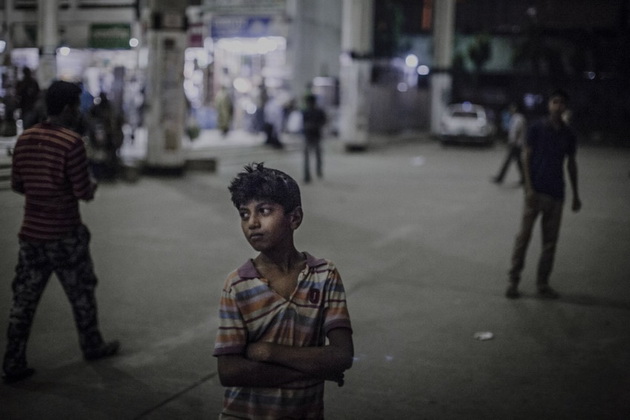 mokjni-fotografii-gi-otkrivaat-licata-na-decata-od-ulicite-na-bangladesh-5.jpg