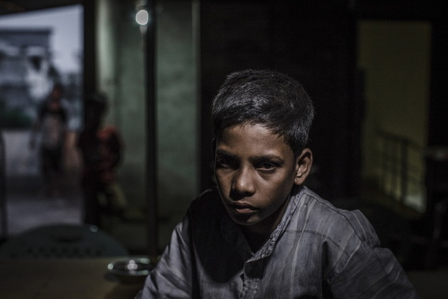 mokjni-fotografii-gi-otkrivaat-licata-na-decata-od-ulicite-na-bangladesh-8.jpg
