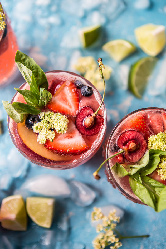 Roze-vino-i-tekila-za-malku-poinakva-letna-sangrija-03.jpg