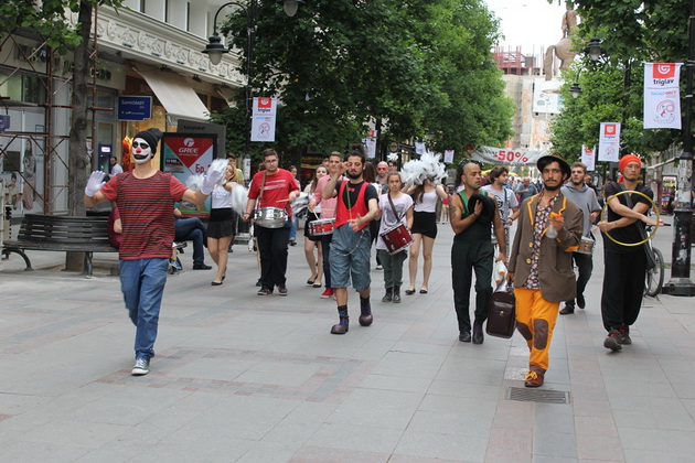 sesti-den-baskerfest-vo-skopje-artistite-se-vljubija-vo-gradot-1.jpg
