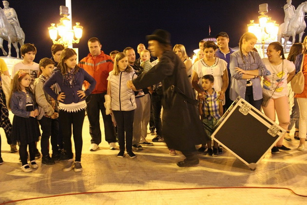 sesti-den-baskerfest-vo-skopje-artistite-se-vljubija-vo-gradot-2.jpg