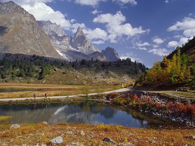 tour-of-mont-blanc-italian-alps-italy-Gareth-McCormack-alamy.jpg