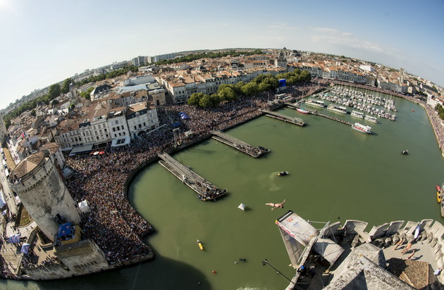 red-bull-cliff-diving-2016-france-la-rochelle-hant-go-kompletira-kambekor-so-het-trik-vo-francija-02.jpg