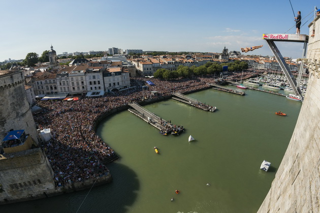 red-bull-cliff-diving-2016-france-la-rochelle-hant-go-kompletira-kambekor-so-het-trik-vo-francija-03.jpg