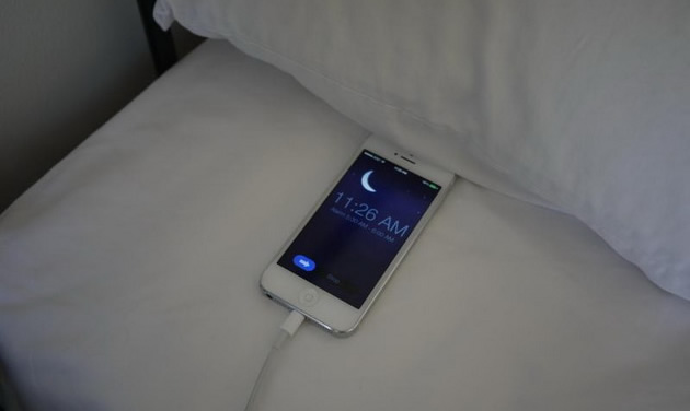 telefonot-go-ostavate-na-polnac-navecer-togas-pogresno-go-polnite-cel-zivot-1.jpg