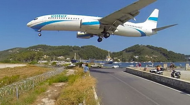 avionite-na-skijatos-sletuvaat-nad-glavite-na-turistite-01.jpg