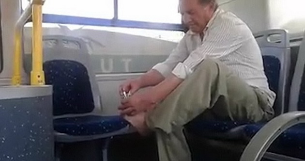 viralna-senzacija-i-na-stranskite-strani-covekot-koj-si-gi-sece-noktite-vo-avtobus-1.jpg