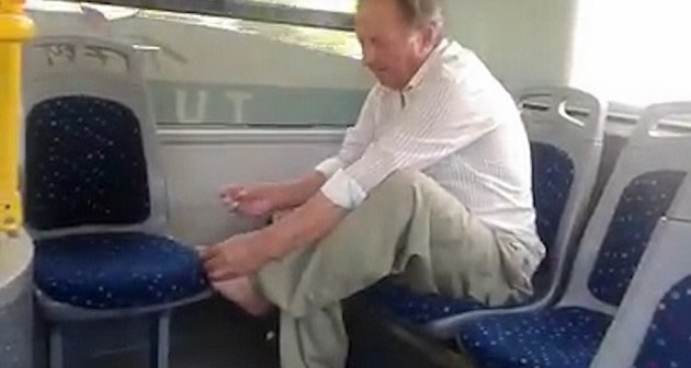 viralna-senzacija-i-na-stranskite-strani-covekot-koj-si-gi-sece-noktite-vo-avtobus-2.jpg